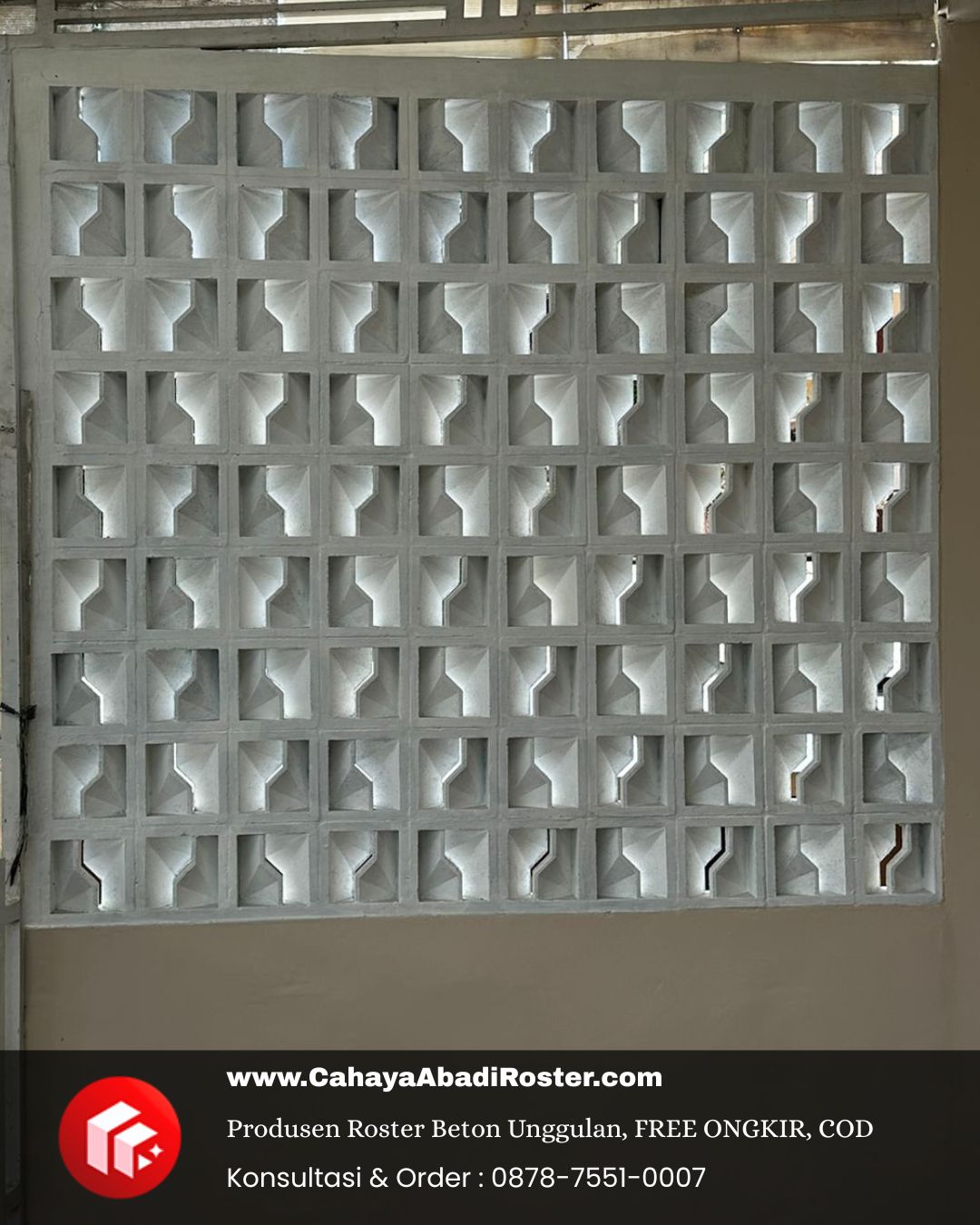 Detail roster beton 3D motif piramida yang menciptakan efek bayangan menawan.