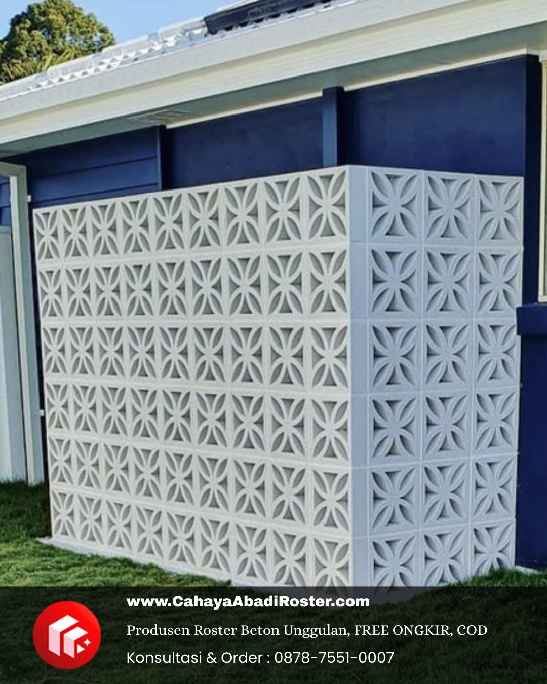 Aliran udara sejuk masuk melalui dinding roster beton di sebuah hunian Bekasi.